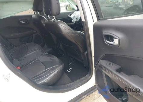 2018 Jeep Compass Latitude 4X4 z USA, uszkodzony, nr VIN 3C4NJDBB6JT142575